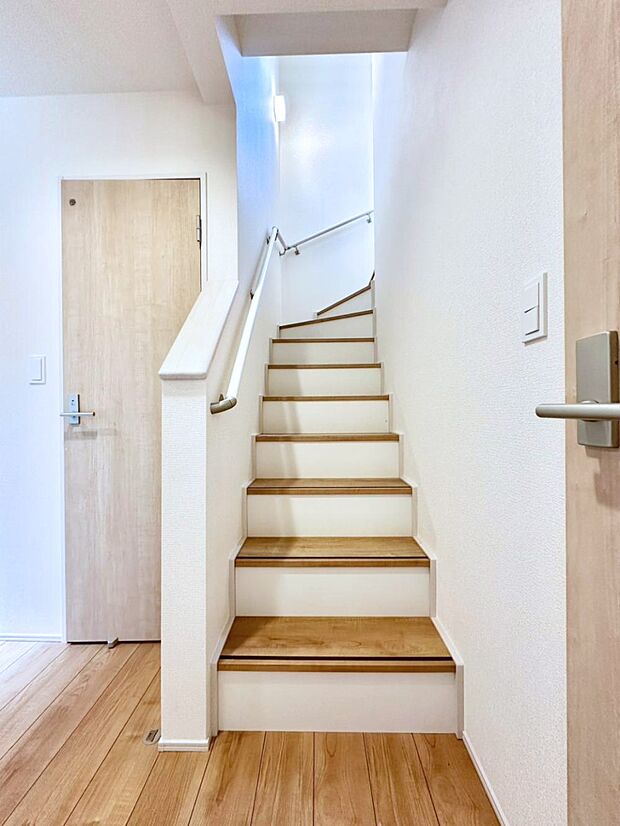 安全性を考慮し階段には手すりを設置しています