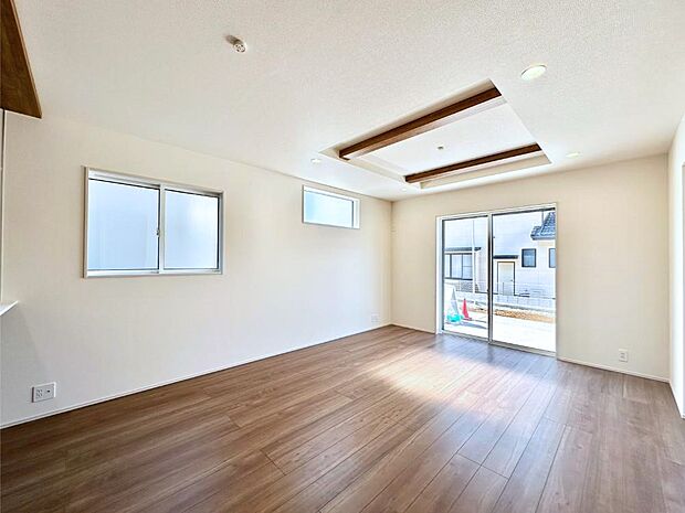 お洒落で開放感のある折り上げ天井を採用したリビングダイニング