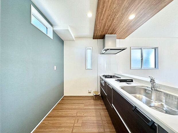 爽やかな風が通り抜けるキッチン。窓があるので明るく換気にも役立ちます。