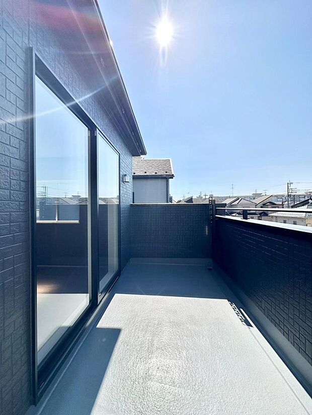 ゆったりバルコニーだから沢山お洗濯ものを干せます。