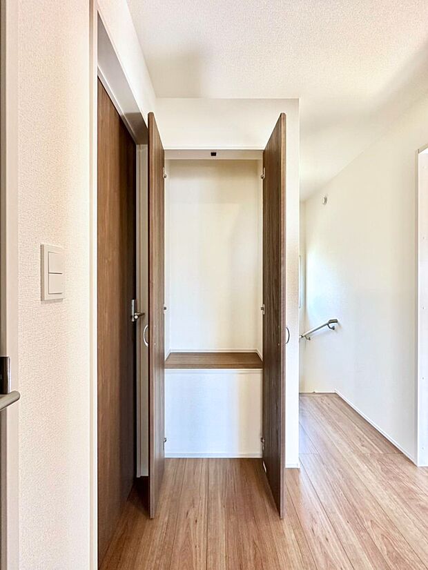 2階廊下収納。日用品のストックや掃除機などの掃除用具の収納場所に