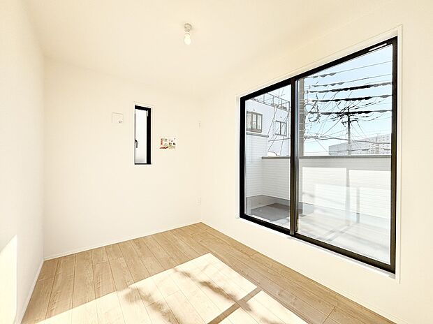 明るいバルコニーサイドに洋室を設置。目覚めの良い寝室に。