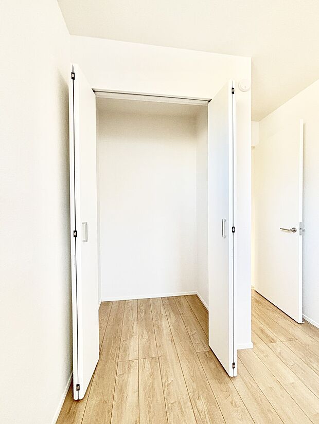 洋室のクローゼット。奥行きがあるので厚手の衣類もすっきり収まります。