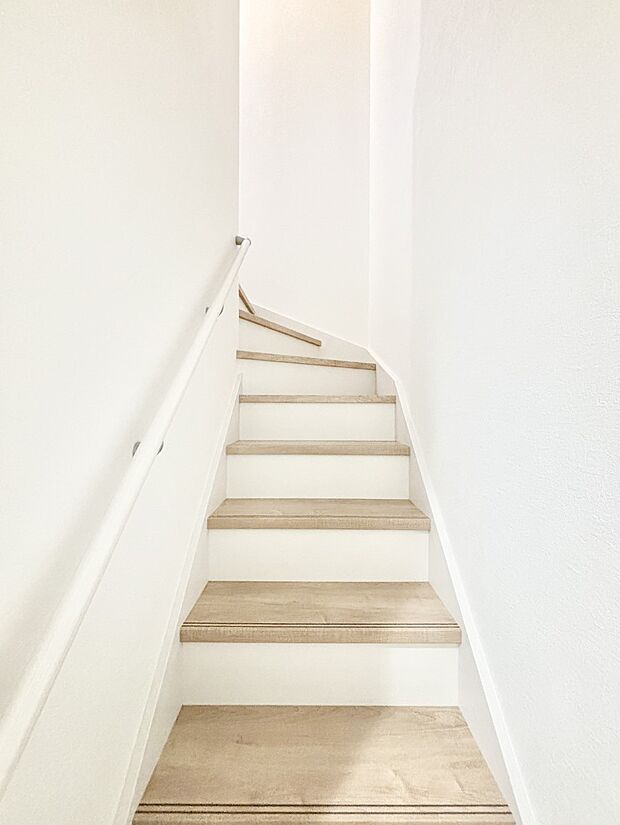 安全性を考慮し階段には手すりを設置しています