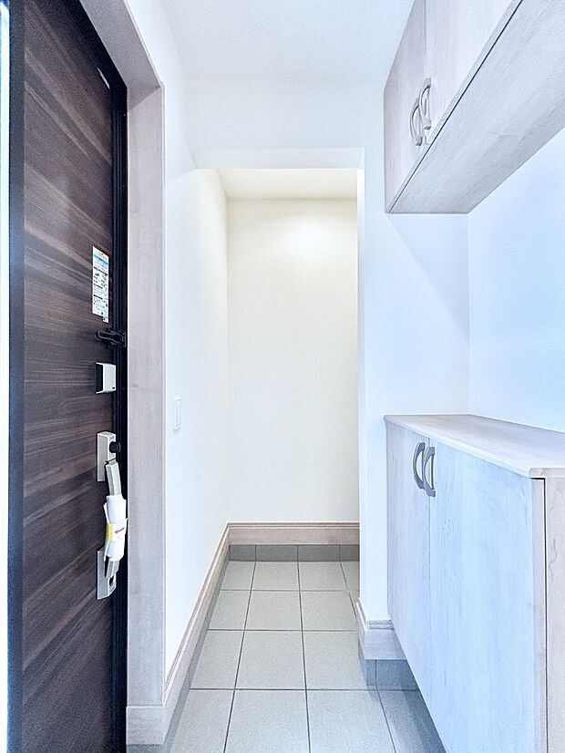 シューズインクローク付きの玄関。家族全員の靴や雨具などすっきり収納できます。