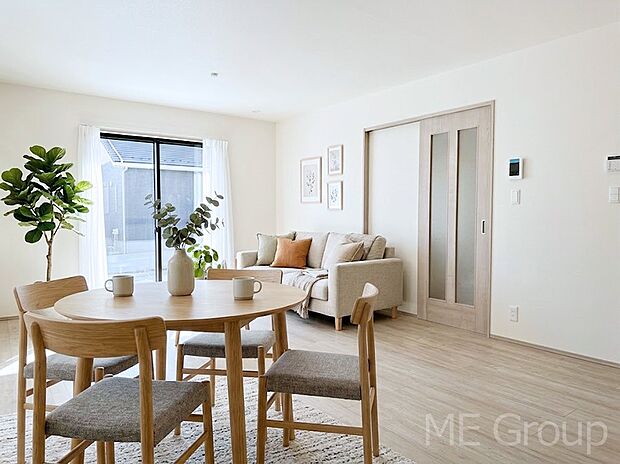 ご家族の賑やかな話し声で包まれる明るいリビング ※家具はCGです