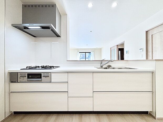 リビングを見渡せる人気のカウンターキッチン。 家族を見守りながら家事をすることができます。