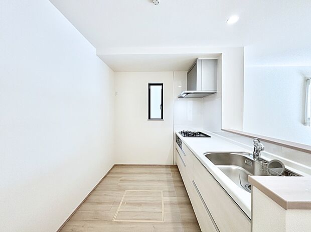 爽やかな風が通り抜けるキッチン。窓があるので明るく換気にも役立ちます。