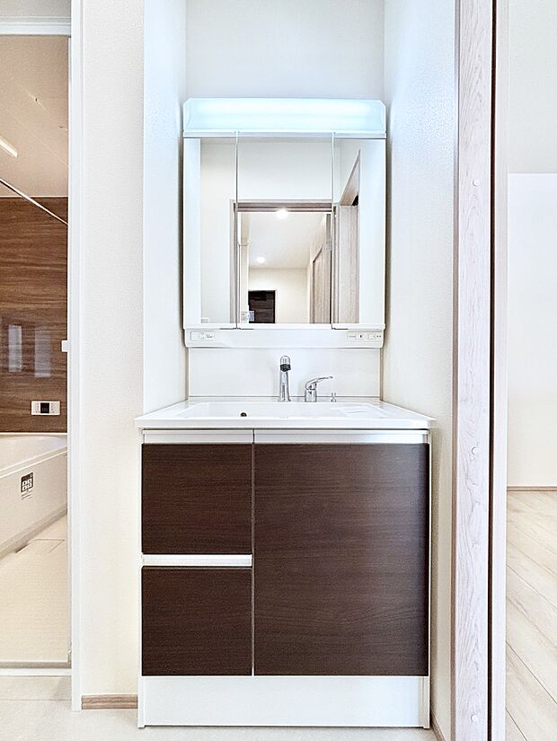 大きく見やすい三面鏡で清潔感ある洗面台は、身だしなみチェックや肌のお手入れにおすすめです。