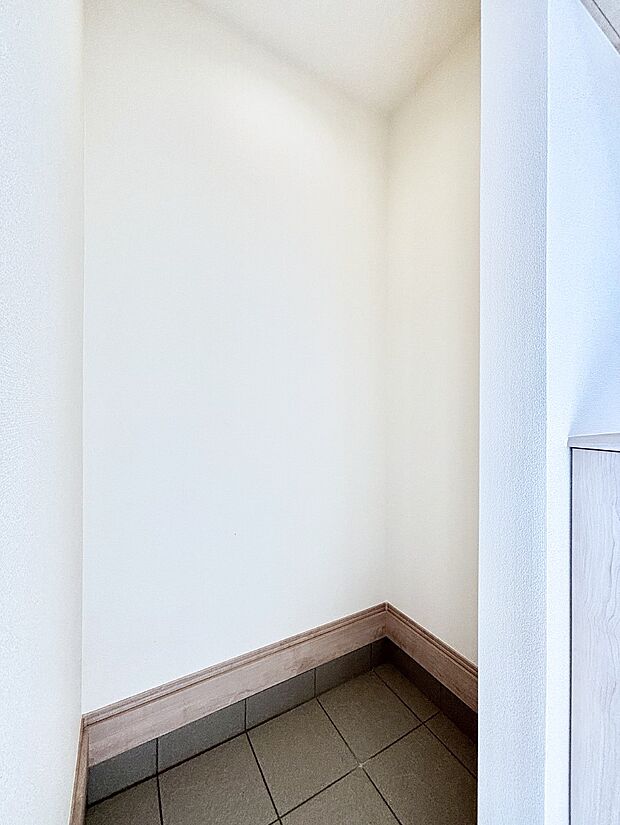 シューズインクローク付き!雨具やベビーカーも置けます。