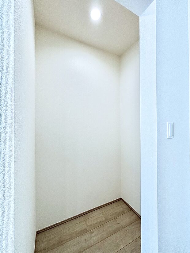 キッチンにはパントリー!食材のストックはもちろん、日用品の収納など使い方はいろいろ!