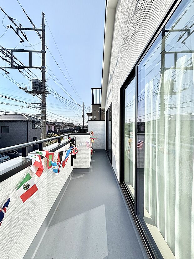 2部屋にまたがるバルコニー。晴れた日には洗濯物も気持ちよく干せそうですね。