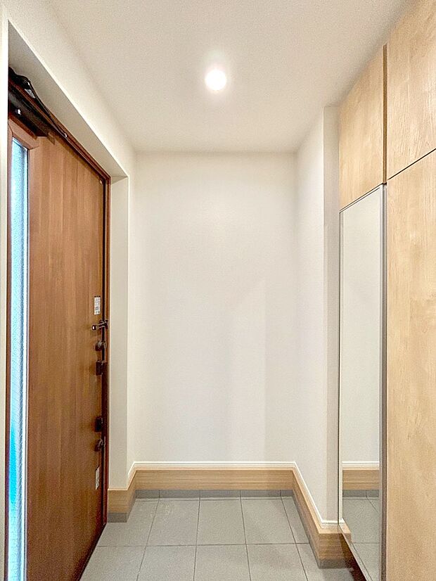 明るい玄関はお客様をお出迎えするのにぴったりです！ 