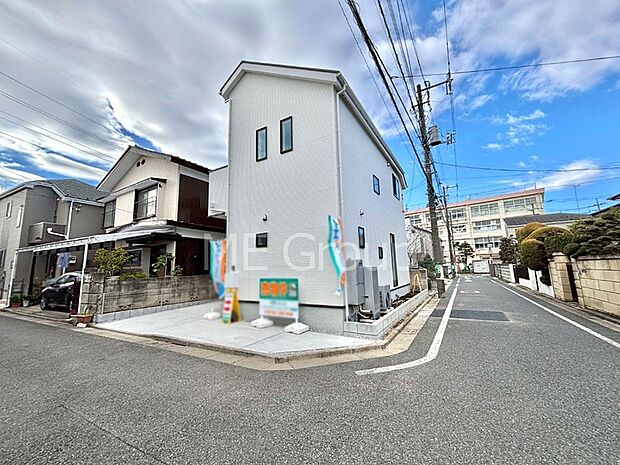 前面道路はきちんと整備されています  