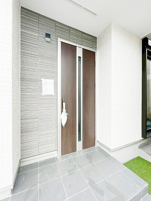 玄関前は雨が降っても濡れにくい屋根付き