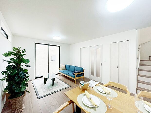 落ち着いた雰囲気のLDKは家族みんなの快適空間