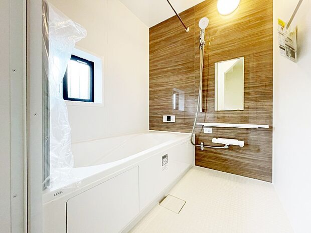 一日の疲れを癒してくれる明るい清潔感のあるバスルーム