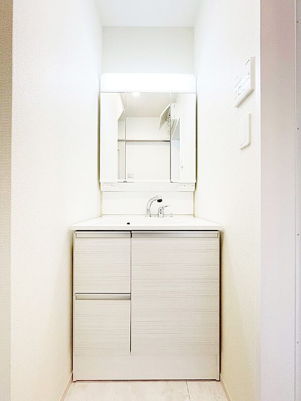 収納力と機能性に優れた洗面化粧台