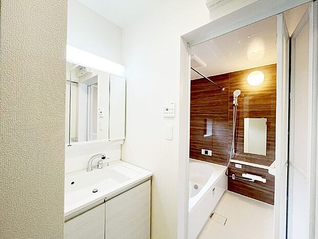 清潔感ある洗面化粧室で朝の身支度も快適