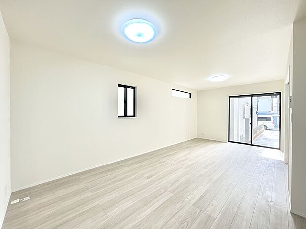 大きな窓からたっぷりの陽光と風を感じられるリビング