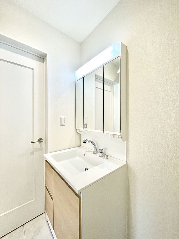 明るい洗面所は毎朝の身支度も楽しくできちゃいそうです。