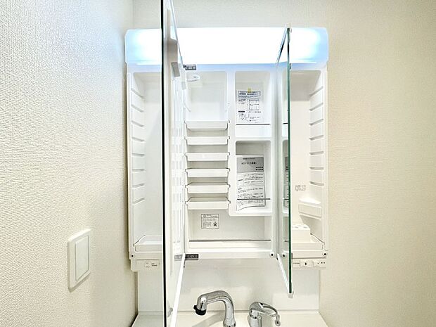 三面鏡の裏に、化粧品や衛生用品などを収納可能。洗面台をすっきりと保ちます!