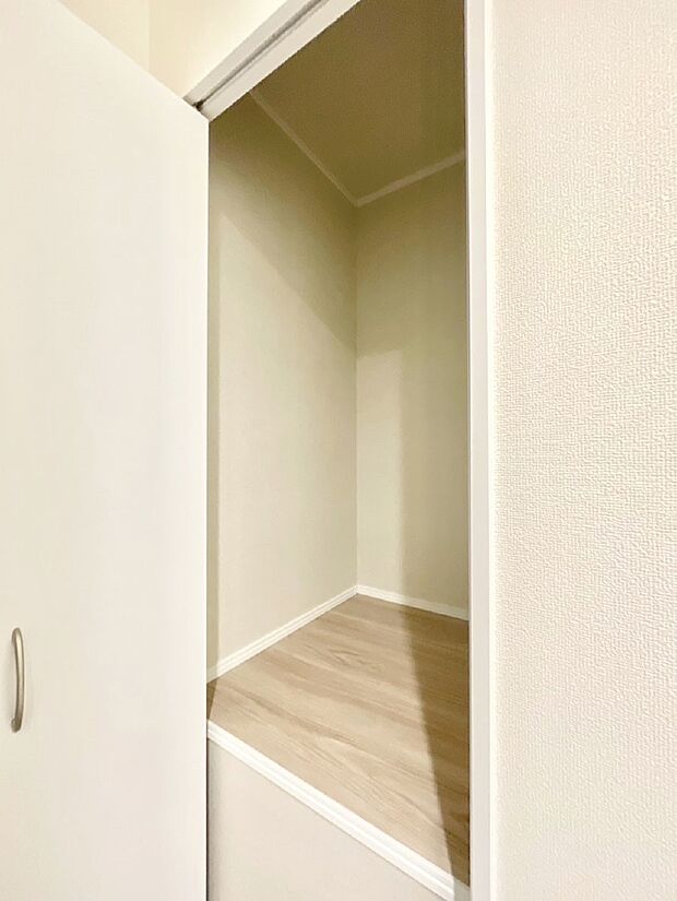 廊下収納。掃除道具や季節の小物を収納することができます。