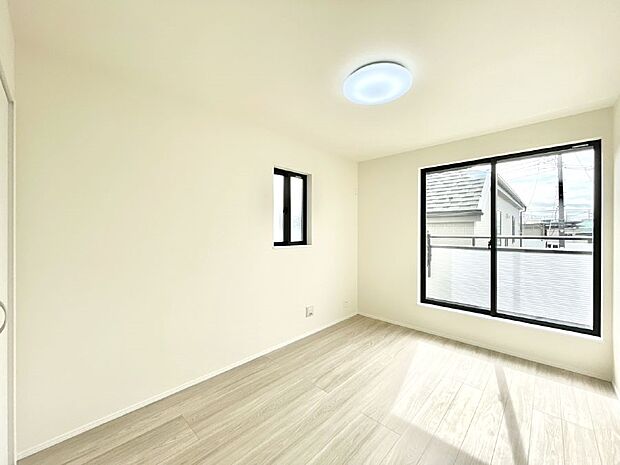 バルコニーが開放感をプラスしてくれる洋室