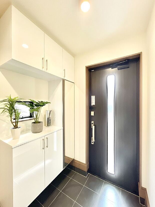 明るい玄関はお客様をお出迎えするのにぴったりです!