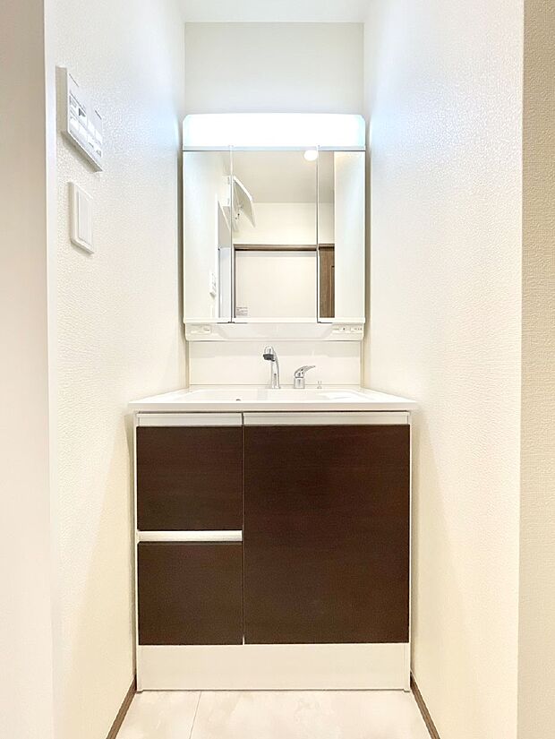 大きく見やすい三面鏡で清潔感ある洗面台は、身だしなみチェックや肌のお手入れにおすすめです。