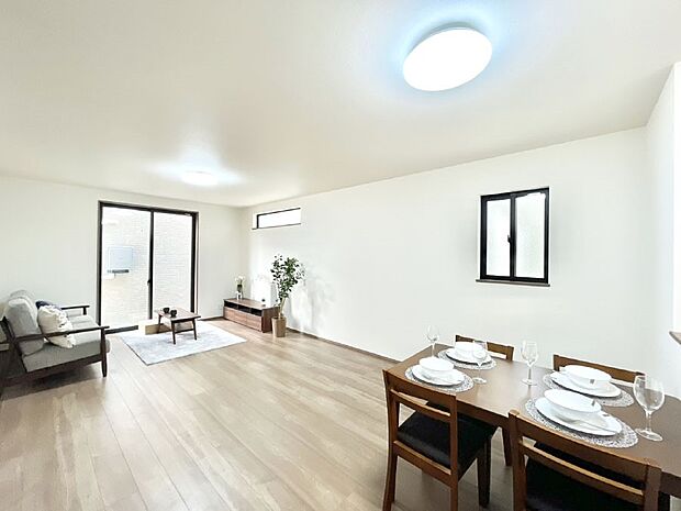 大きな窓からたっぷりの陽光と風を感じられるリビング