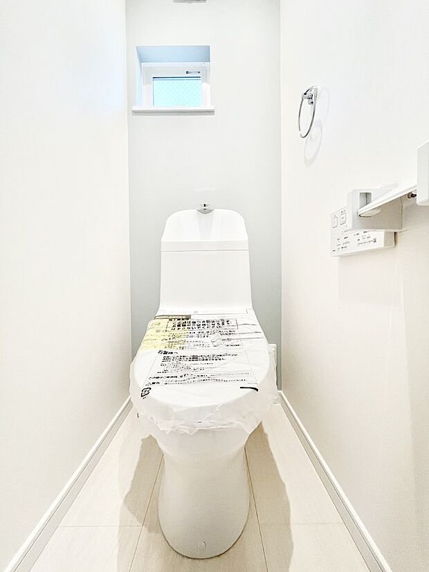 明るく清潔感のあるトイレです。 