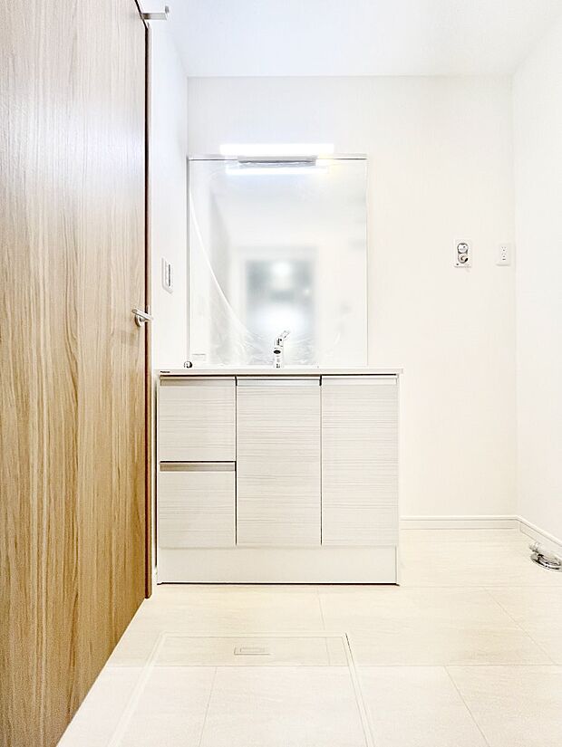 大きく見やすい三面鏡で清潔感ある洗面台は、身だしなみチェックや肌のお手入れにおすすめです。 