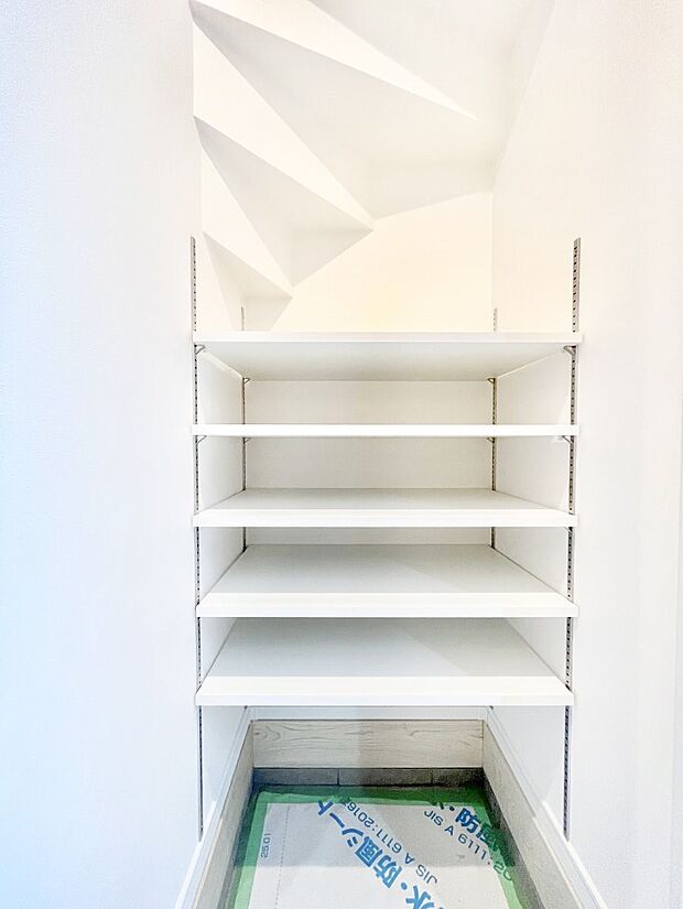 散らかりがちな玄関もスッキリ!ご家族の靴もたっぷり収納できる玄関収納付き!