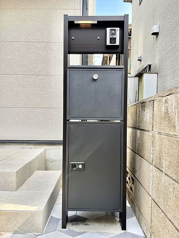 表札・インターホン・ポスト・宅配BOXをひとつに集約。エントランスになじむシンプルデザイン。