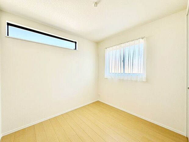 窓からのやさしい光が心地よいプライベートルーム