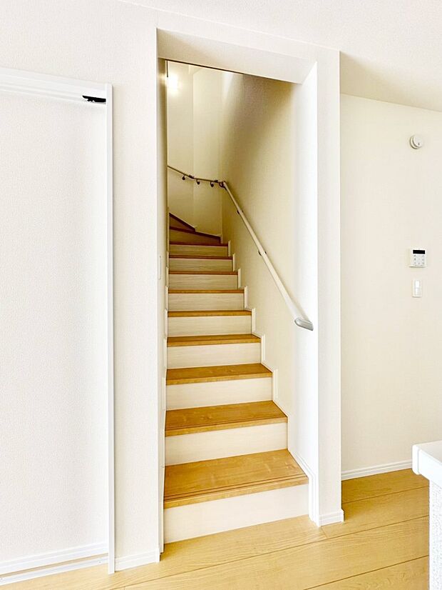 階段は手すり付きなので小さなお子さまやご高齢の方も安心です