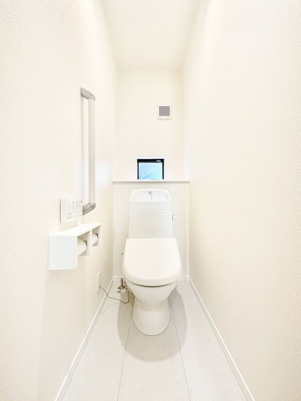 明るく清潔感のあるトイレです。