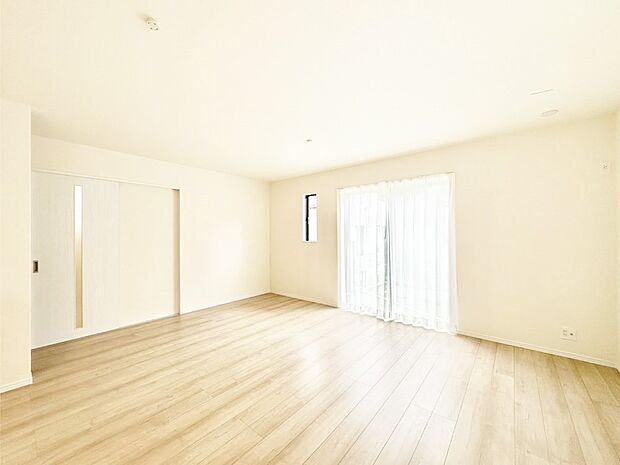 明るい陽光が注ぎ、寛ぎの雰囲気に満たされるダイニング。