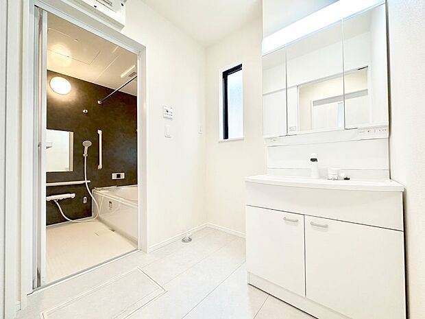 明るい洗面所は毎朝の身支度も楽しくできちゃいそうです。