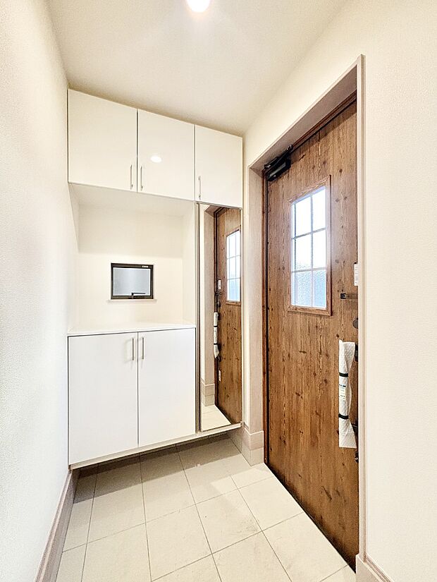 ミラー付きシューズボックスはお出かけ前の身だしなみチェックに便利