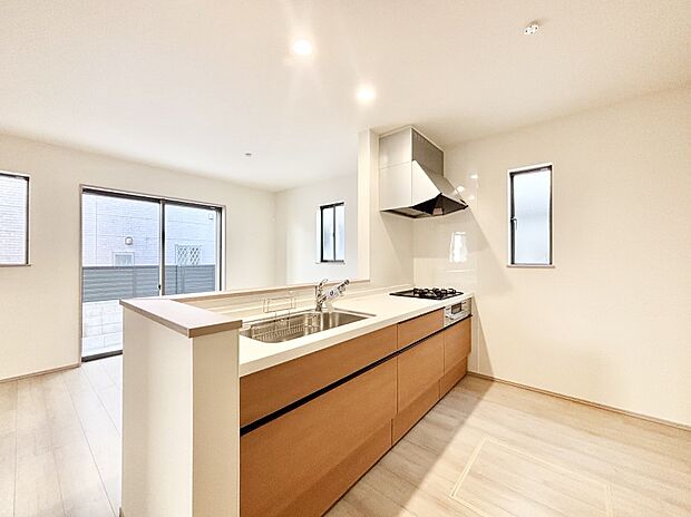 爽やかな風が通り抜けるキッチン。窓があるので明るく換気にも役立ちます。