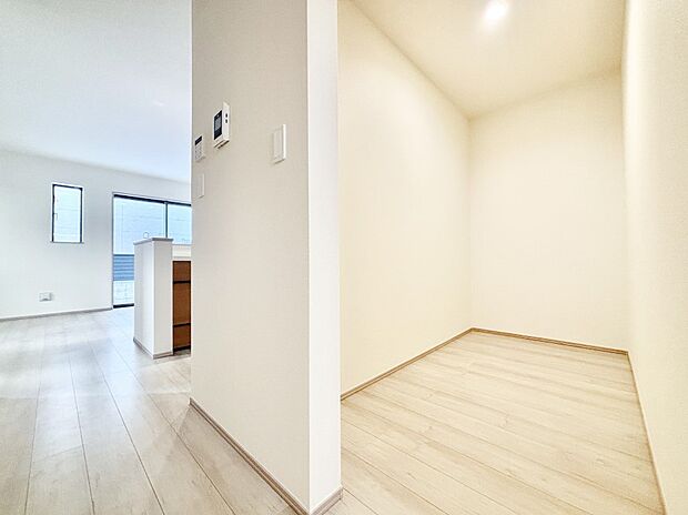 大容量の収納力が嬉しい!大型パントリーでキッチン周りもスッキリ!