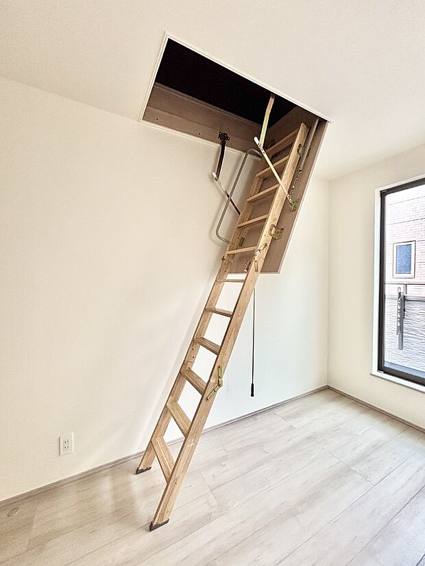 小屋裏収納は、季節のイベント用品や冬物の布団など一時的にしまう場所として便利です。