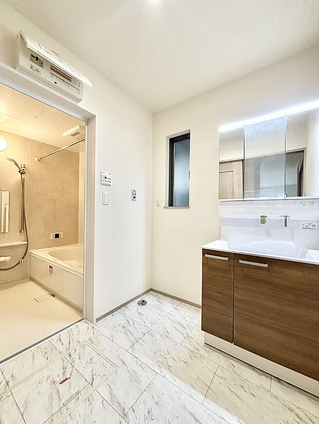 小窓がついているので湿気の多い場所でも換気が十分行えます。毎日の身支度を気持ち良く!