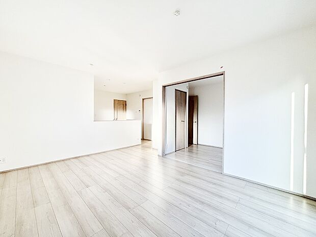 家族の笑顔が自然と生まれてくる、そんな雰囲気のダイニングに仕上がっています。