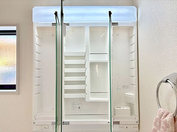 三面鏡の裏に、化粧品や衛生用品などを収納可能。洗面台をすっきりと保ちます！