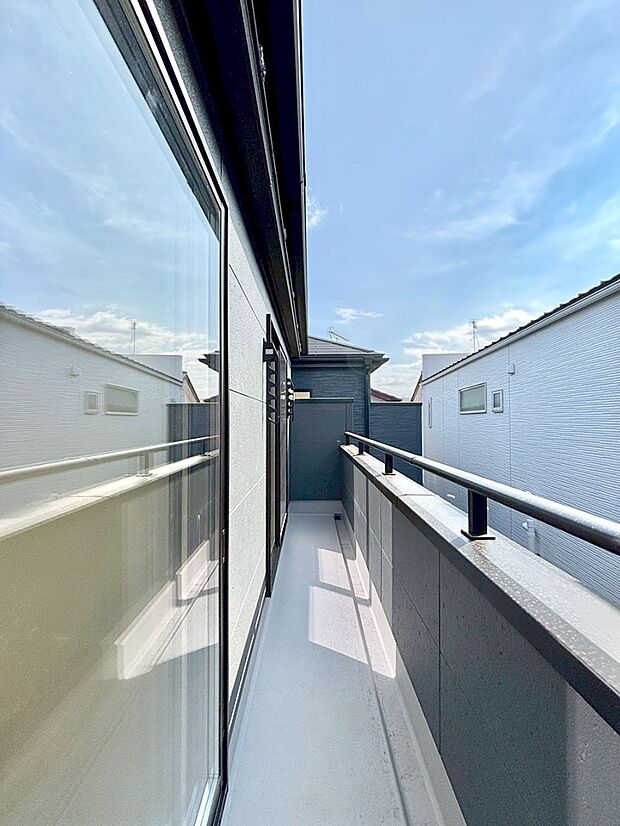 暖かな陽光が降り注ぐベランダはお洗濯におすすめ。爽やかな風も心地よいです。