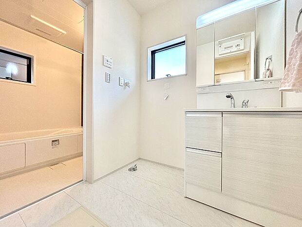 清潔感のある快適空間です。毎日の身支度も気持ち良くお使い頂けます。