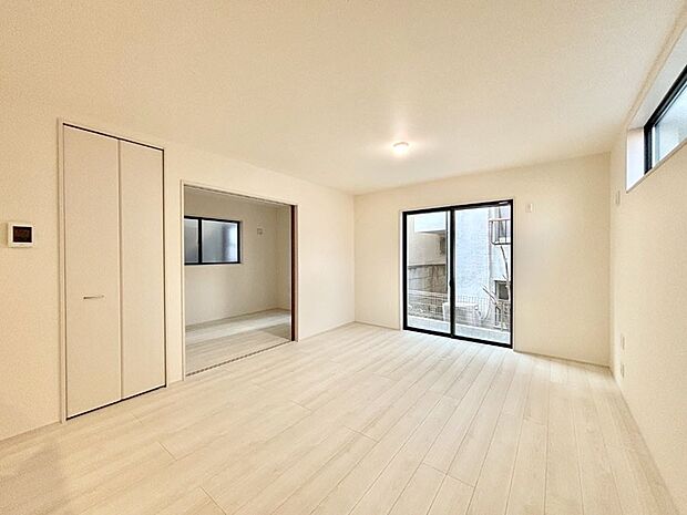 明るい陽光が注ぎ、寛ぎの雰囲気に満たされるリビング・ダイニング。